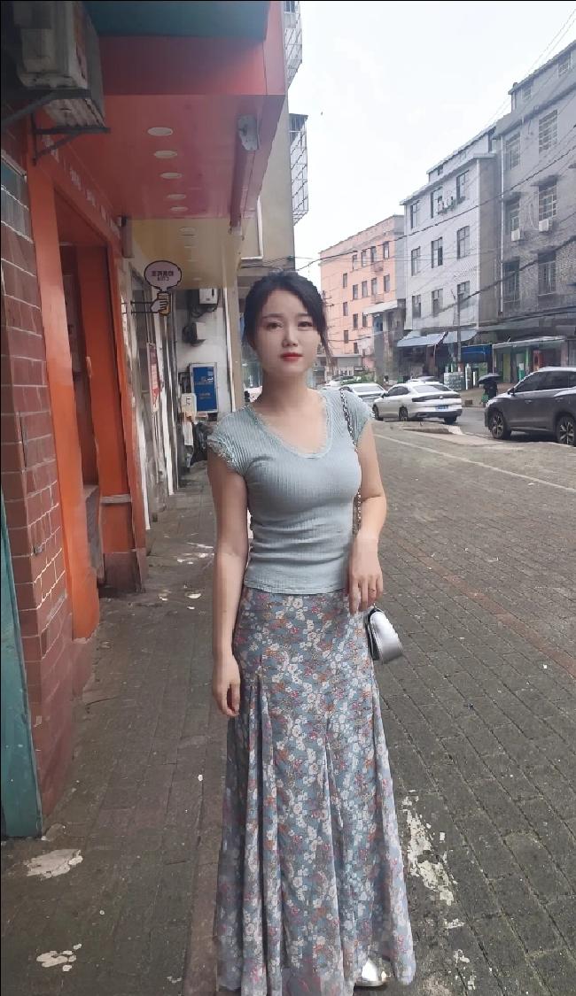 刚离异，回家疗伤的小表妹！

30岁，不听家人劝阻，非要远嫁，现在是带着一身的伤