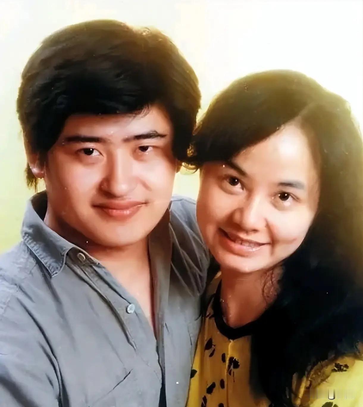 1987年，刘欢对主持人卢璐一见钟情。两人初次碰面，彼此就互生好感，仅仅过了九天