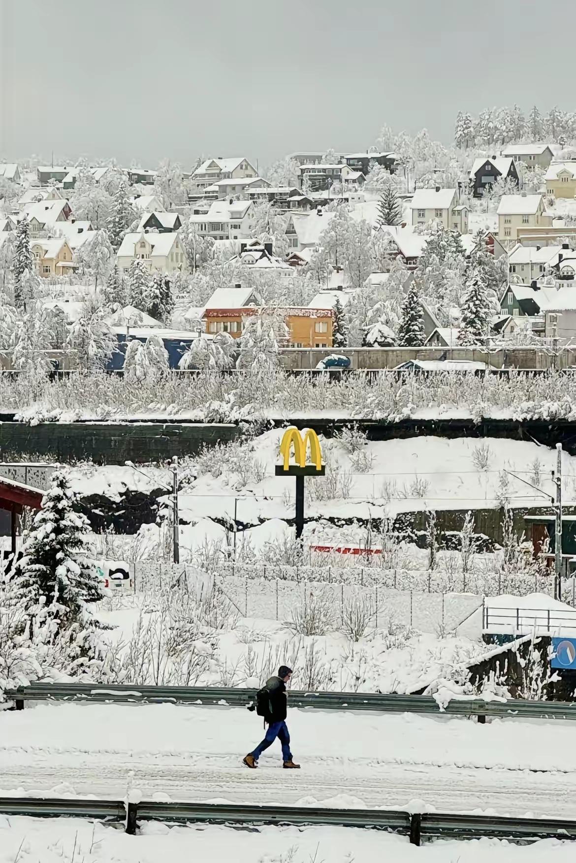 真狠啊！
只给英国实体留下了一英镑，向新加坡转走了6.24亿英镑。
​詹姆斯·戴