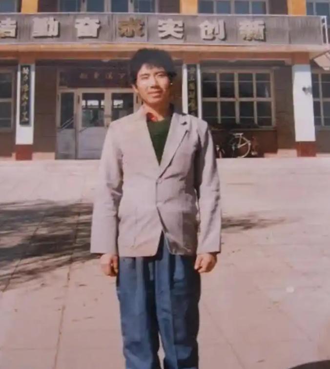 1979年，内蒙古一对夫妻生下儿子不想要，连夜送给村里刚丧子的贫农：“这孩子你要