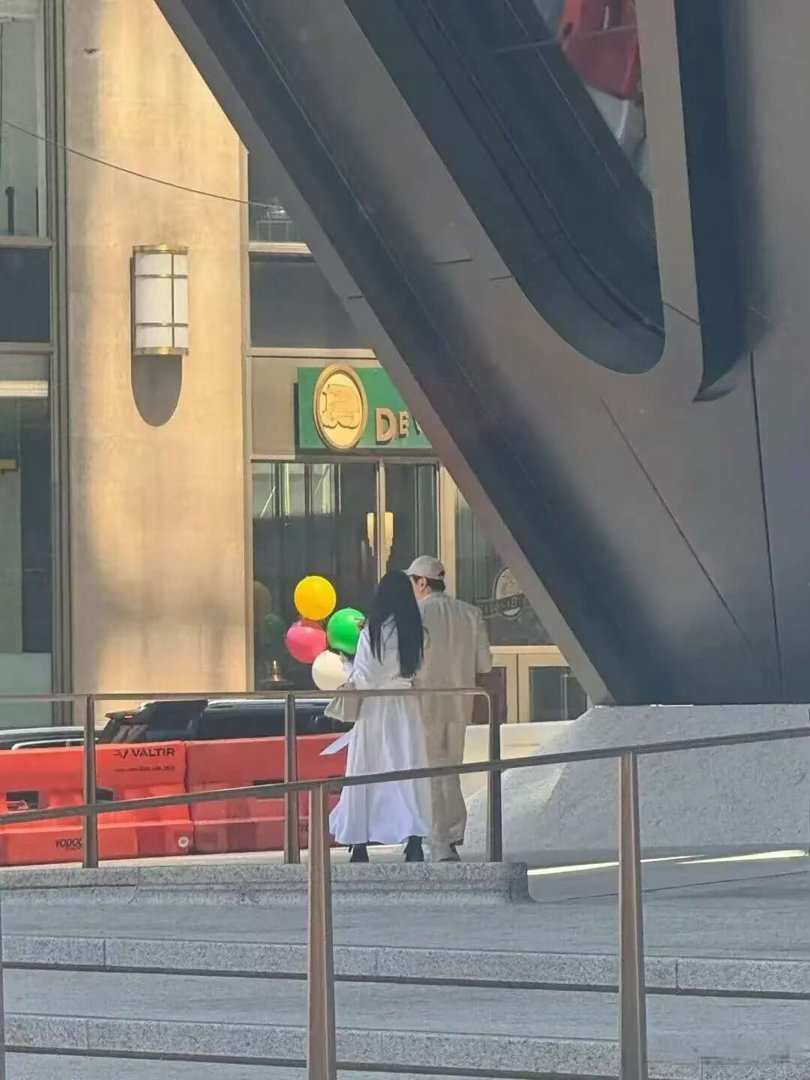 纽约街头偶遇林俊杰七七！毕业典礼后合体，歌王秒变“贴心男友” 