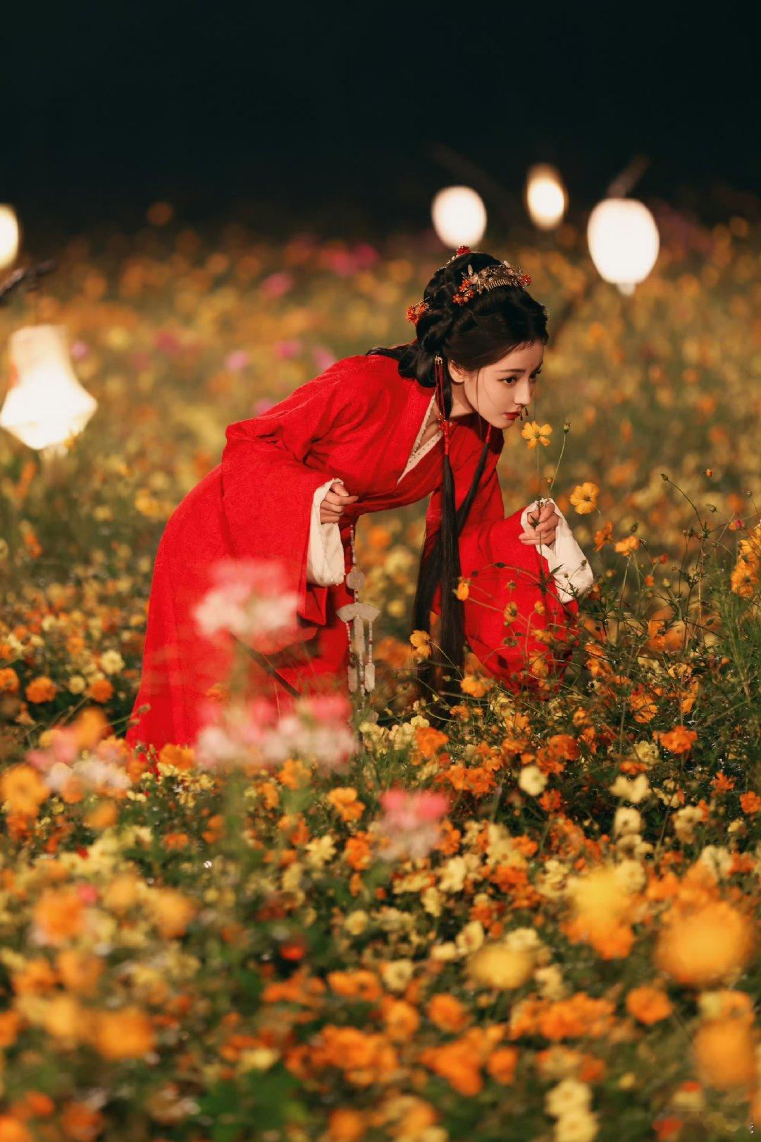 迪丽热巴闻花香 迪丽热巴闻花香，夜幕灯火璀璨，繁花如海醉人心扉，灵主大人 又闻到