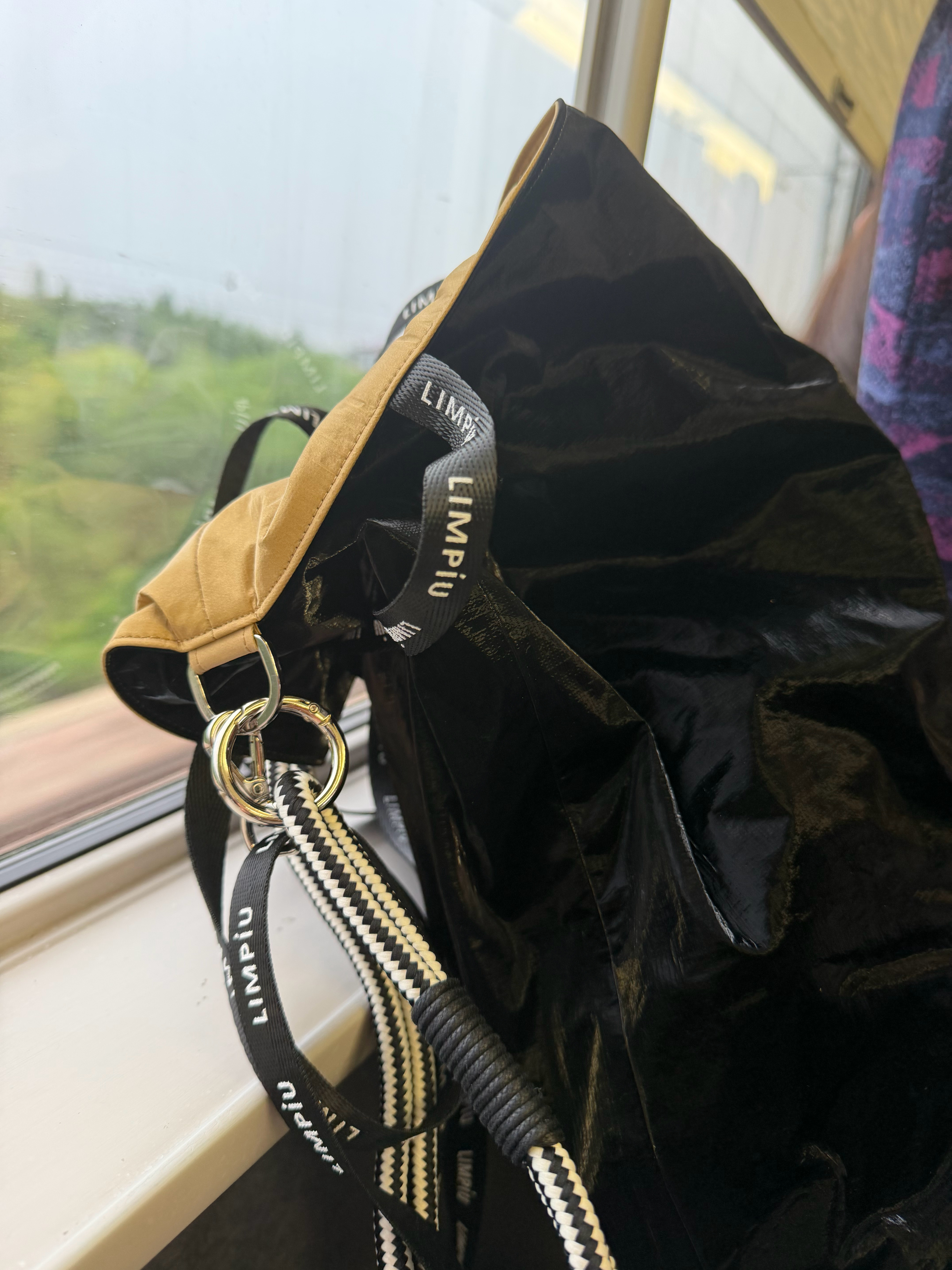 今天我出差，小添和爸爸肯定晚上要玩嗨了。两个人吃点垃圾食品，喝点饮料，看个剧，再