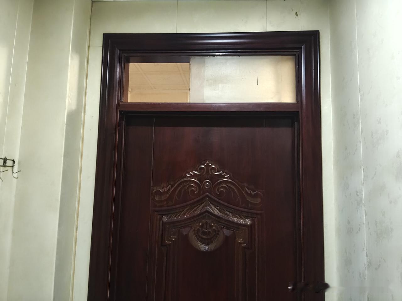 菏泽火车站远敏宾馆墙面上有痰液鼻涕，这画面想想就糟心。先不说这行为多没素质，从健