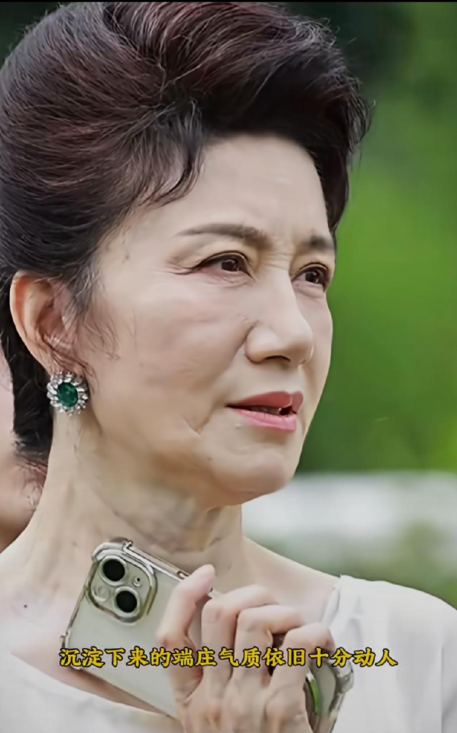 年轻时的她眼波流转，骨相优越，自带温婉古典风情。纵然时光留下印记，她的审美品味依