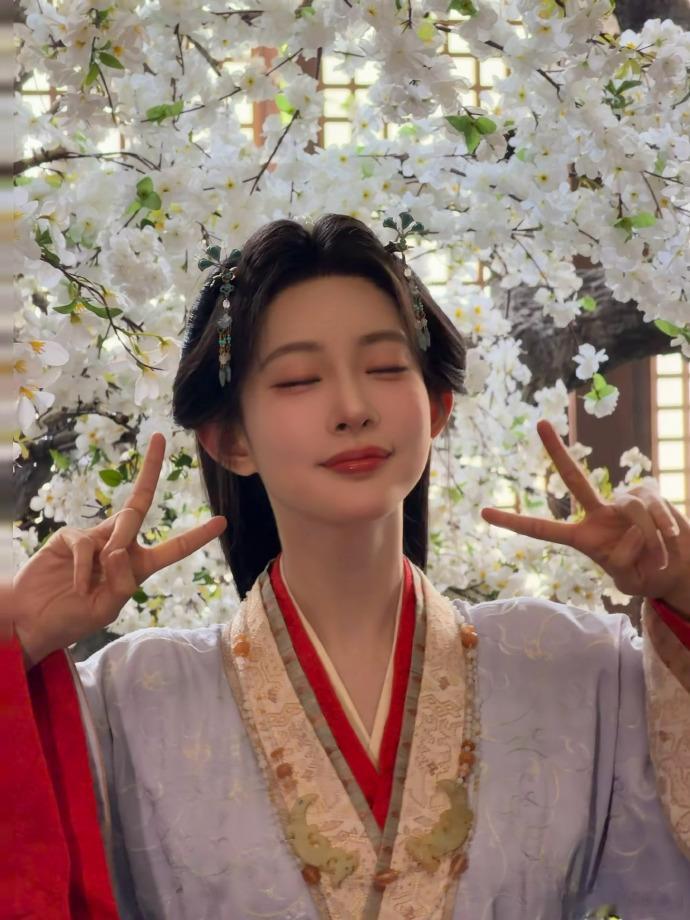 孟子义就这样看着你、孟子义美美哒摆拍节日氛围感被姐姐稳稳拿捏，借着六一分享日常碎