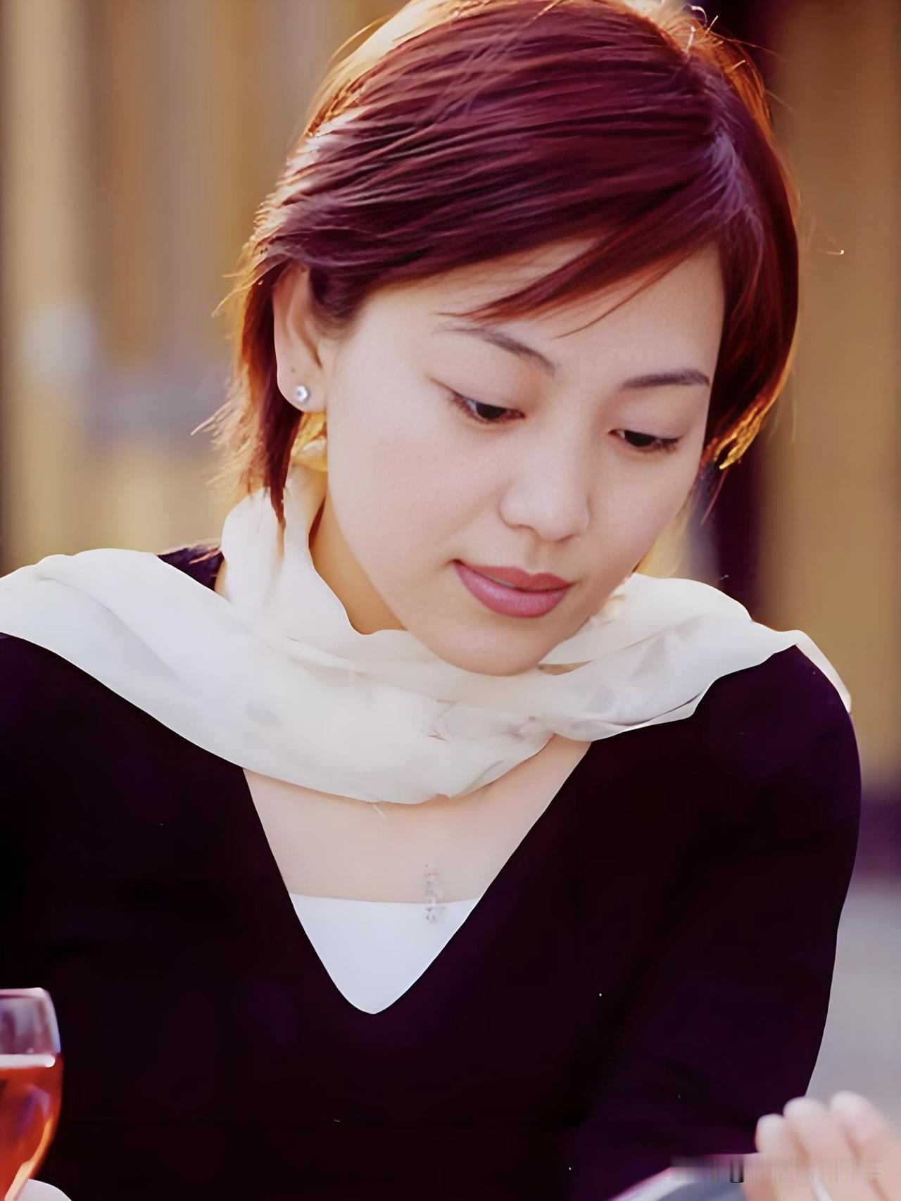 劳春燕，央视新闻主播，知性优雅，沉稳大气，镜头前从容不迫。女央视主持人 央视主播
