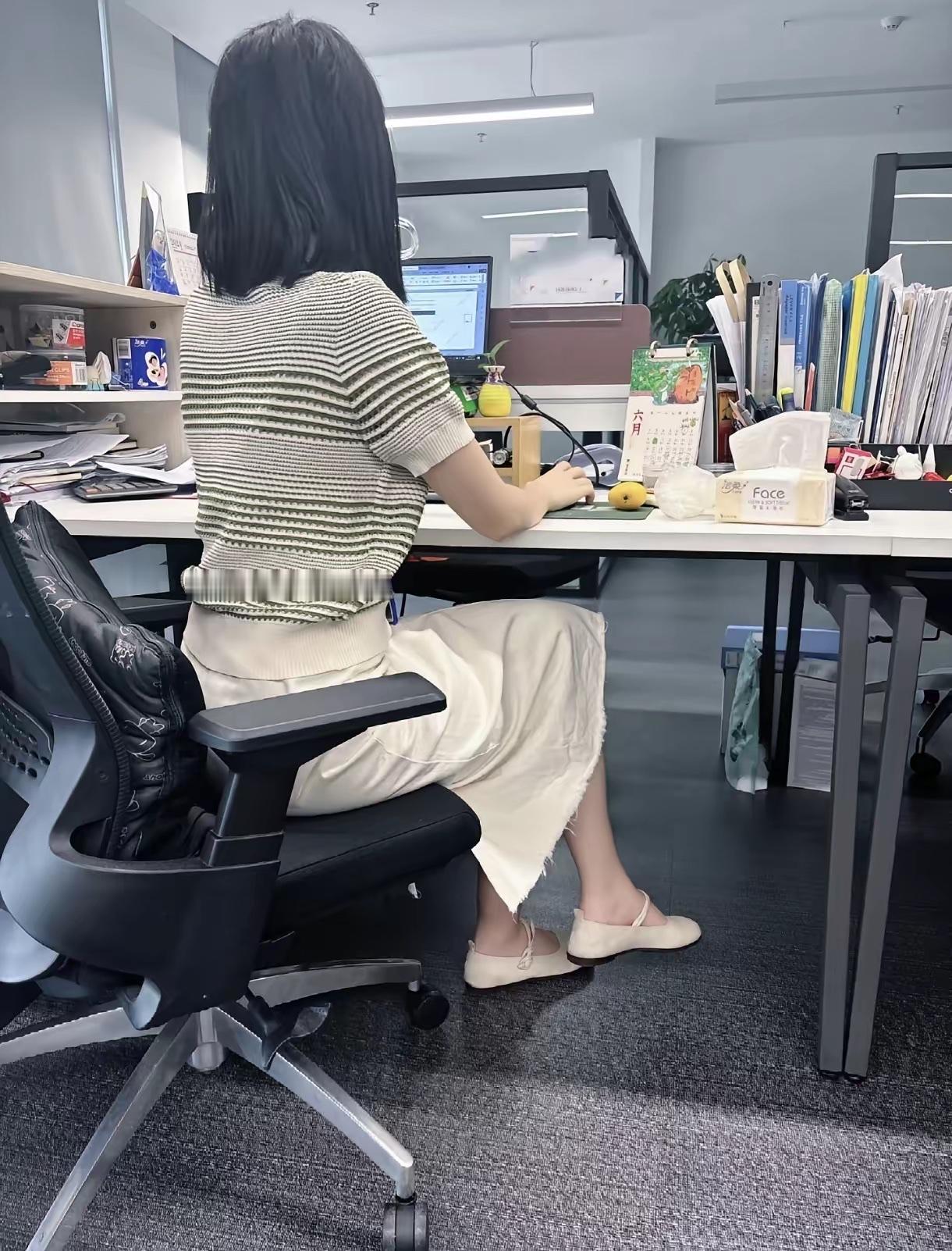 为什么上班的员工都要坐的这么笔直，而不敢弯腰驼背