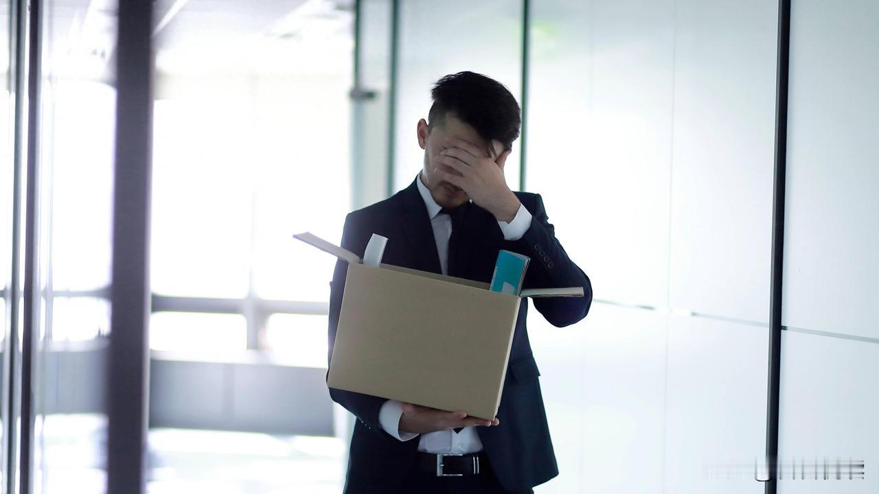 现在大环境差，很多人上班都提心吊胆，天天琢磨一件事：真要裁员了，老板会先拿谁开刀
