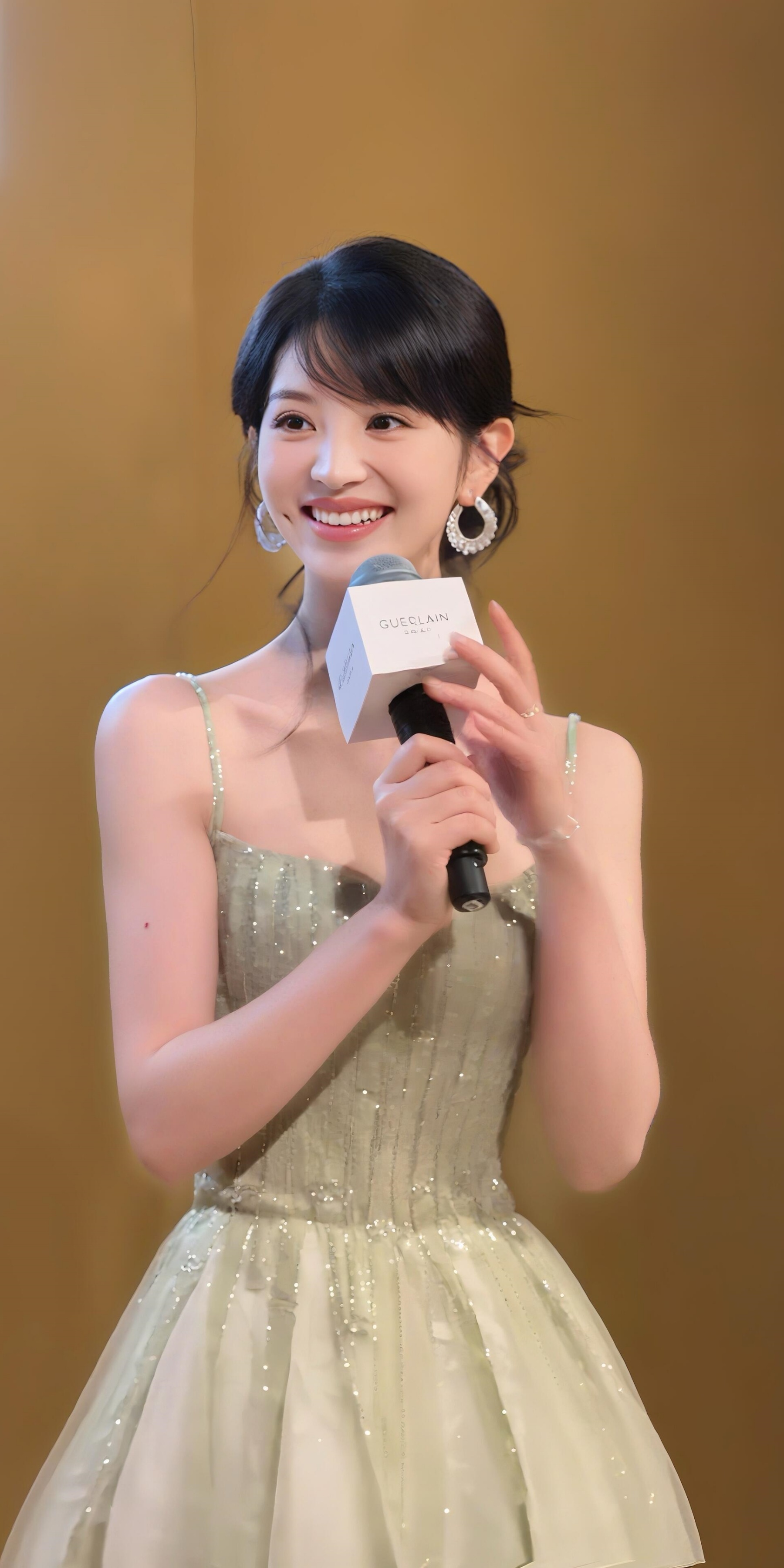 田曦薇晚宴内场穿搭壁纸，小田美美的看得出来她是公主。田曦薇
