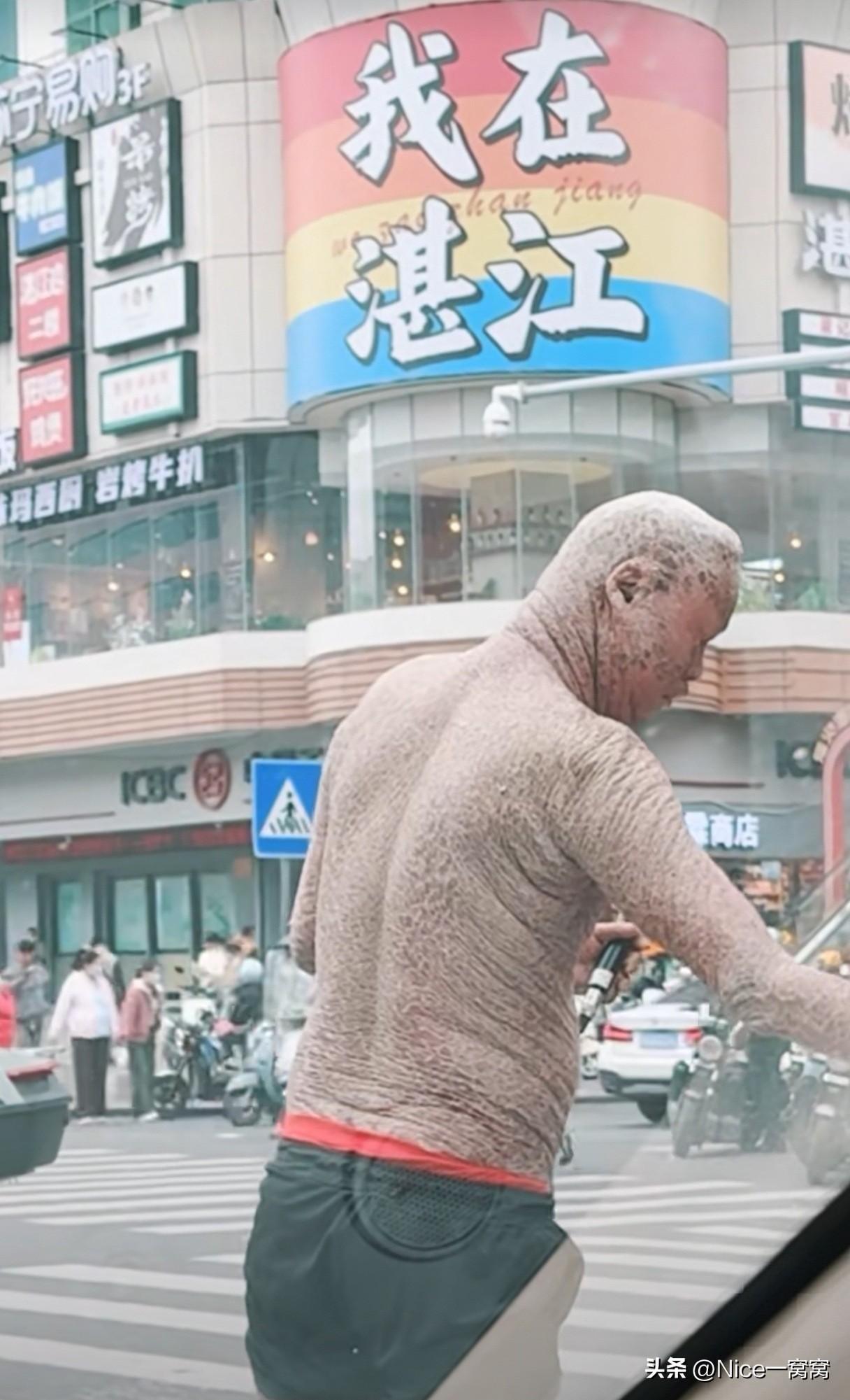 太可怜了！12月23日，广东一网友在湛江街上开车，遇到了这样一位可怜的人并发到了