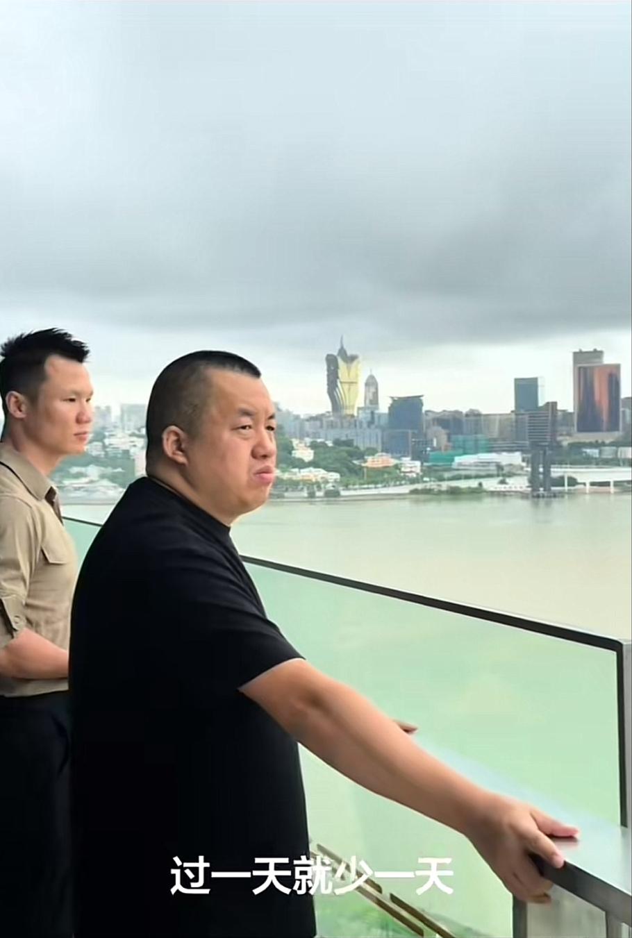 北京坤哥，保镖装备升级，今天突然发现，保镖跟着他，手里多了个东西。以前保镖跟着他