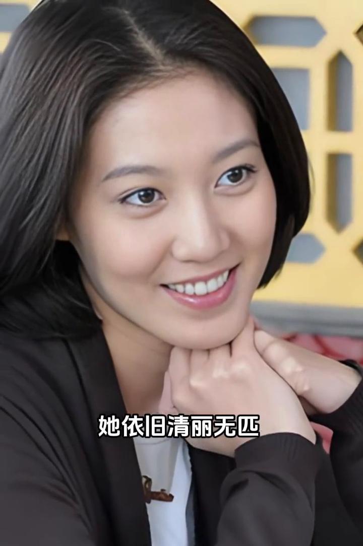 生于82年的北京，从中戏走出的她自带一身扎实的表演底气。如今再看老照片，她依旧清
