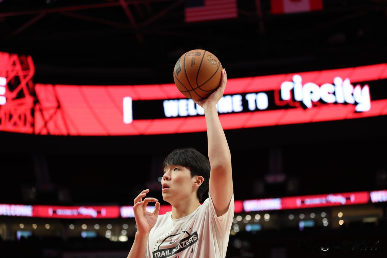 11投8分，至少敢出手！
今天开拓者对阵雷霆的比赛，由于开拓者多名主力伤缺，而对