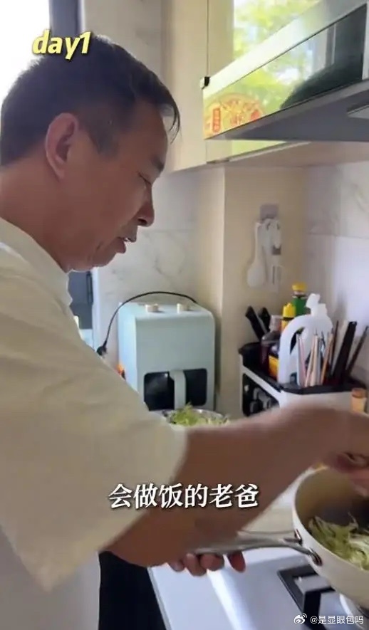 王媛可王雨的双胞胎儿子上初中了，一模一样兄弟就读于北师大附中，大概是考虑到儿子们