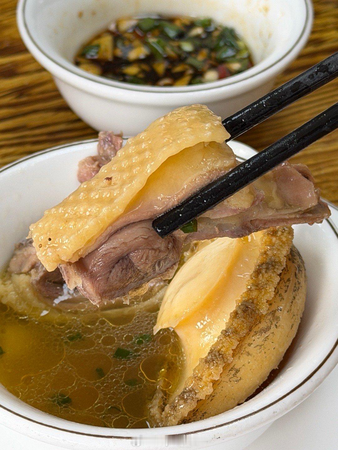 东莞这家鸡做的真好吃！只要鸡好，也不一定要去莫式鸡煲！难怪易建联也推荐这家！希望