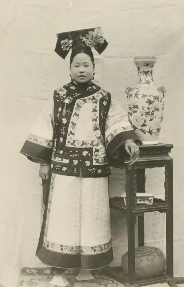 这是法国军官菲尔曼·拉里贝1900-1910年期间在北京拍摄的一些贵族女子的照片