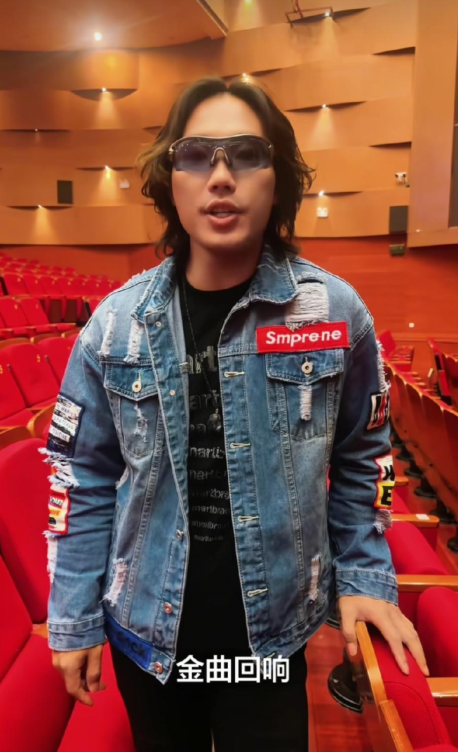 靠顶包火的，也就他了！网友戏称:才1万粉丝开了一场3万人的演唱会，李克勤飞机换电