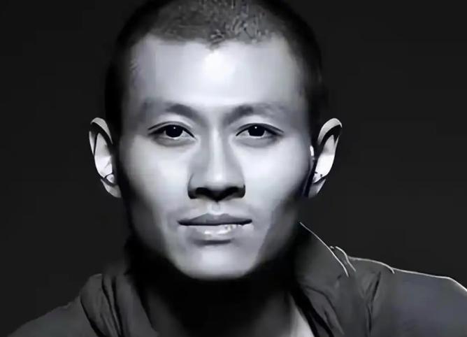 杨丽萍的搭档、知名舞者王迪跳楼离世的消息，知情人透露：从39楼跳的，很决绝。20
