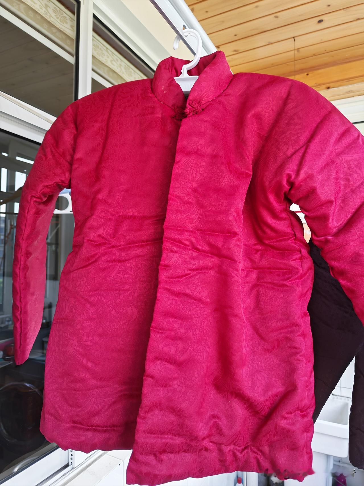 红棉袄是我妈给我做的。

咖棉袄是他妈给他做的。

这两件棉袄都是我们结婚以前做