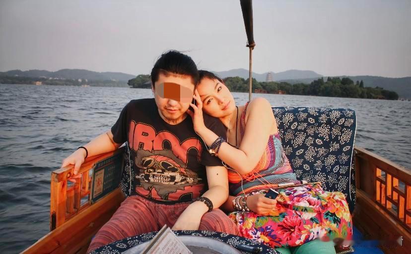 疑似于娜前男友发图片并发文：希望娜娜可以回到过去了无比快乐自由的生活，并祝她减肥