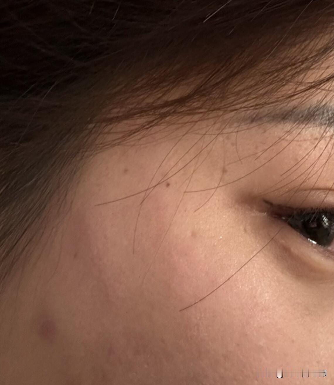 过年回家被爸爸扇了两个耳光
此刻我躺在出租屋里，感觉一切像梦一样。
他颐指气使的