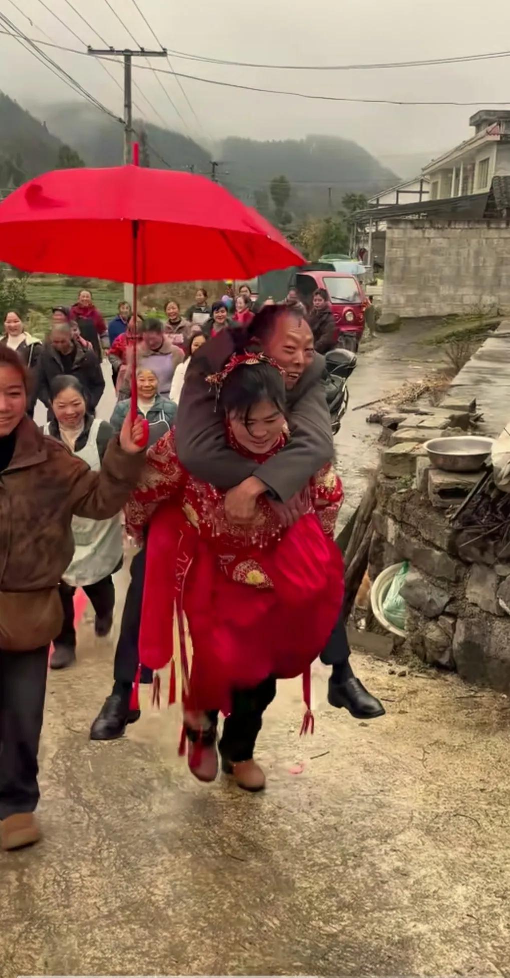 贵州一对90后新婚夫妇，男子嫁给女子当上门女婿，新娘接照当地习俗，背新郎拜堂入婚