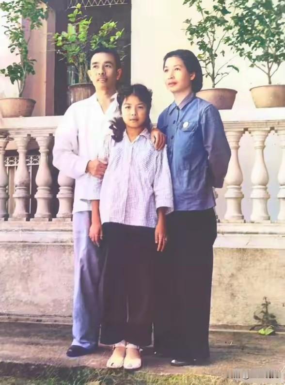 1954年，在广州，陶铸和妻子曾志终于抽出时间，和女儿陶斯亮拍下了珍贵全家福。