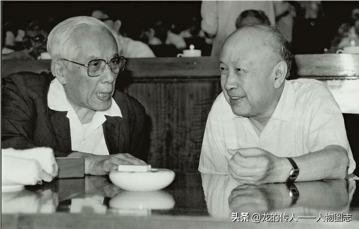 1986年6月27日，钱学森与周培源在中国科协三届全会闭幕式上