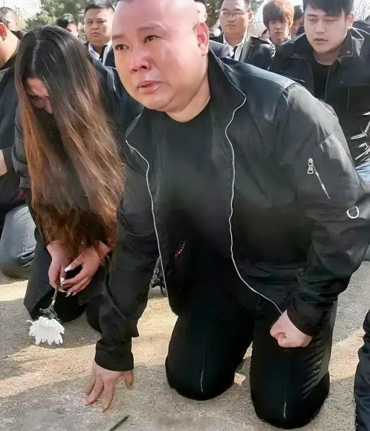 郭德纲跪别恩师侯耀文2007年郭德纲泪如雨下跪别恩师，知恩图报，真爷们[赞]，郭