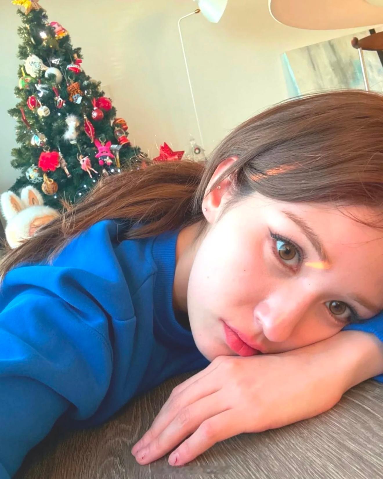 somi  somi 圣诞少女🎄🧑🎄 