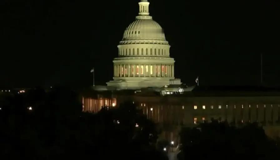 美国政府今天关门停摆，老特对此并不陌生，因为在他担任美国总统的第一个任期内，已经