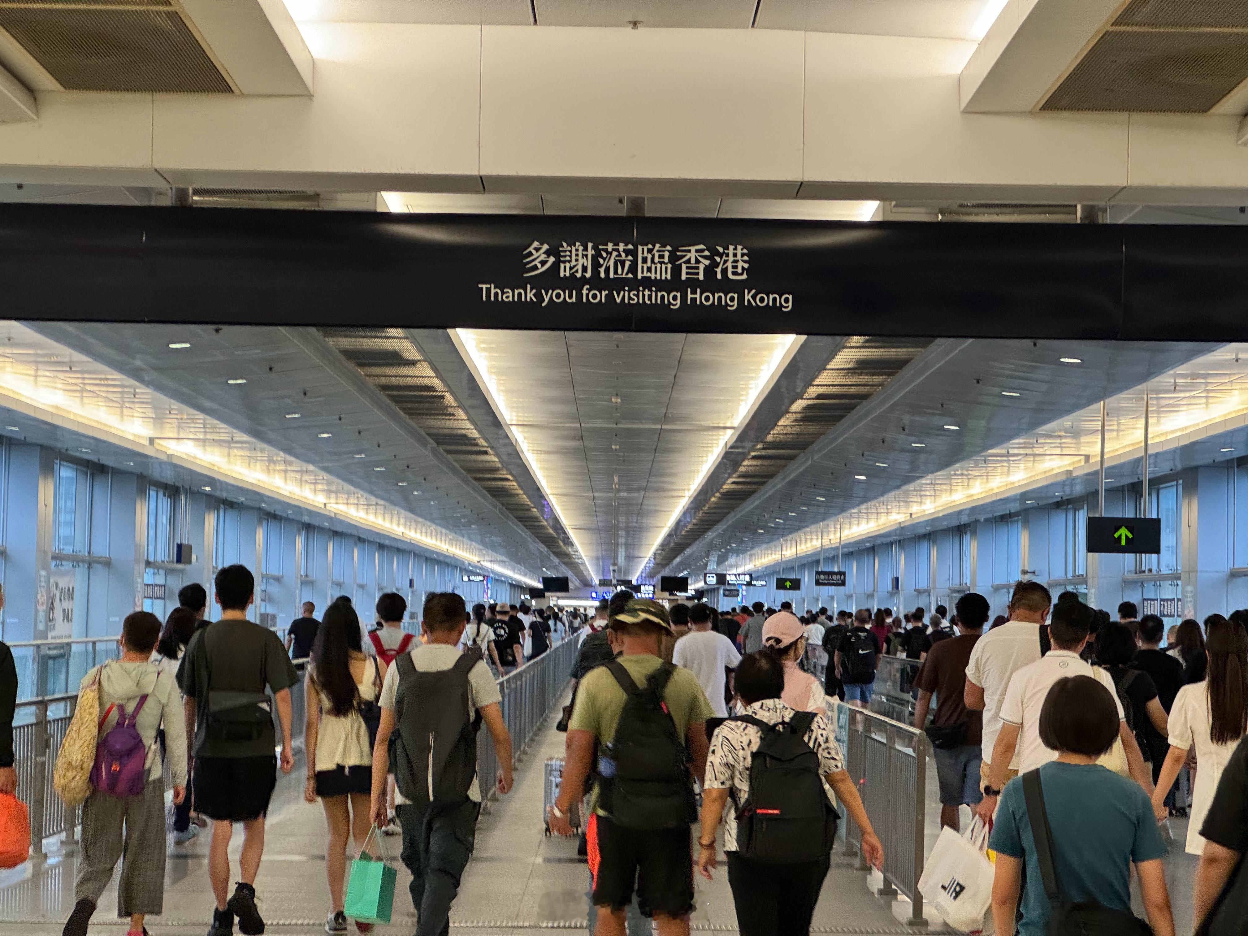 赶回深圳看演唱会，入境排了一小时看来出境又得一小时，[跪了][跪了]  ​​​