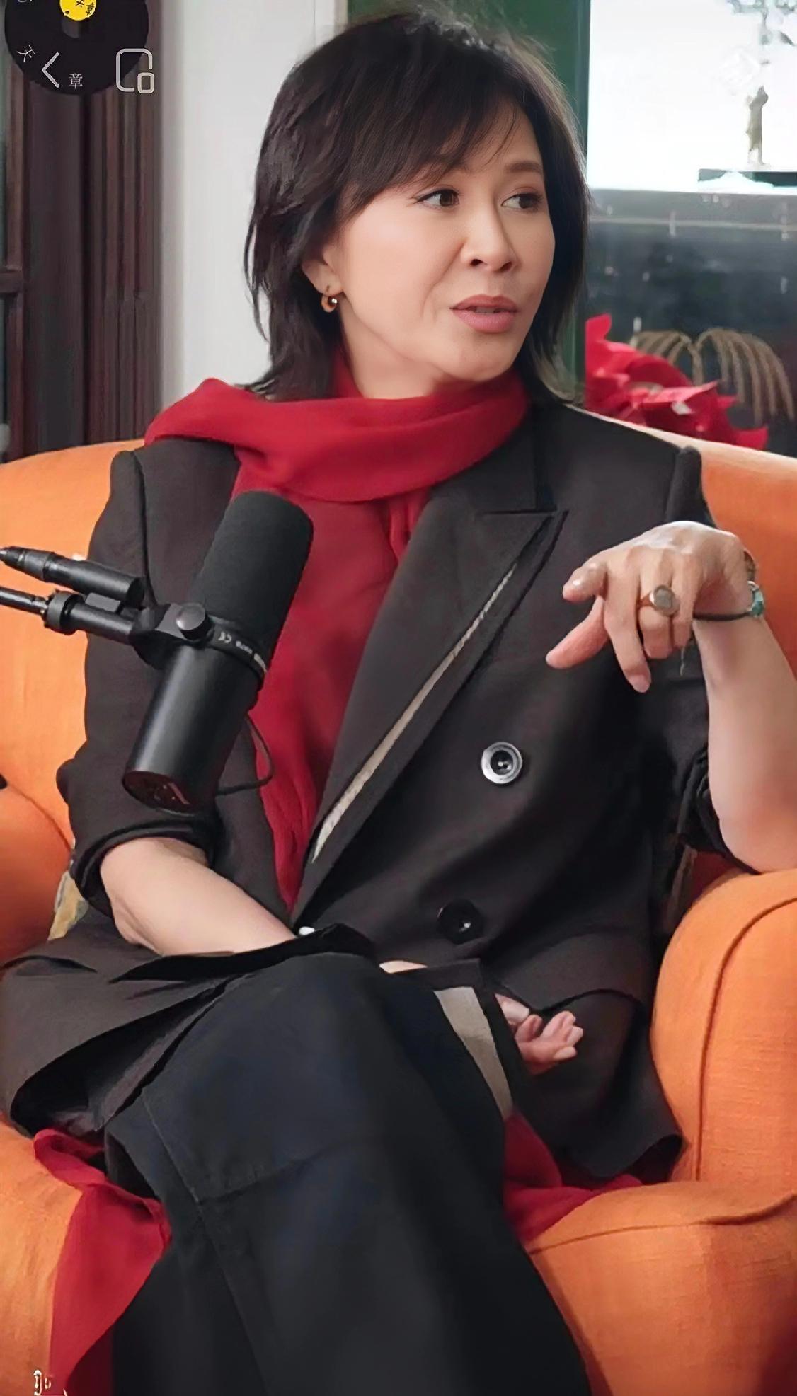 1995年，梅苑公寓的电梯里，30岁的刘嘉玲总会遇见9楼的邻居张国荣。那时她还不