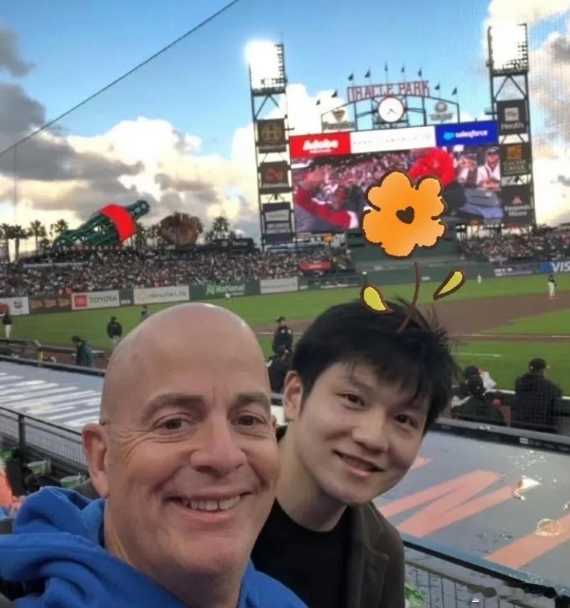 樊振东与MLTT总裁一起看棒球4月22日，樊振东与MLTT总裁弗林特·莱恩现身旧