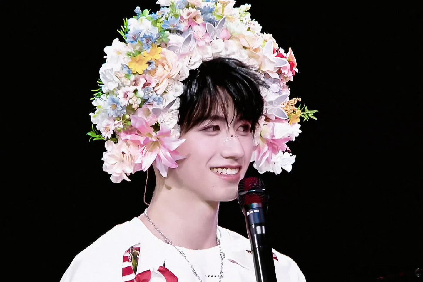 朱志鑫簪花谁说少年不簪花~怎么能有人如此好看 ​​​