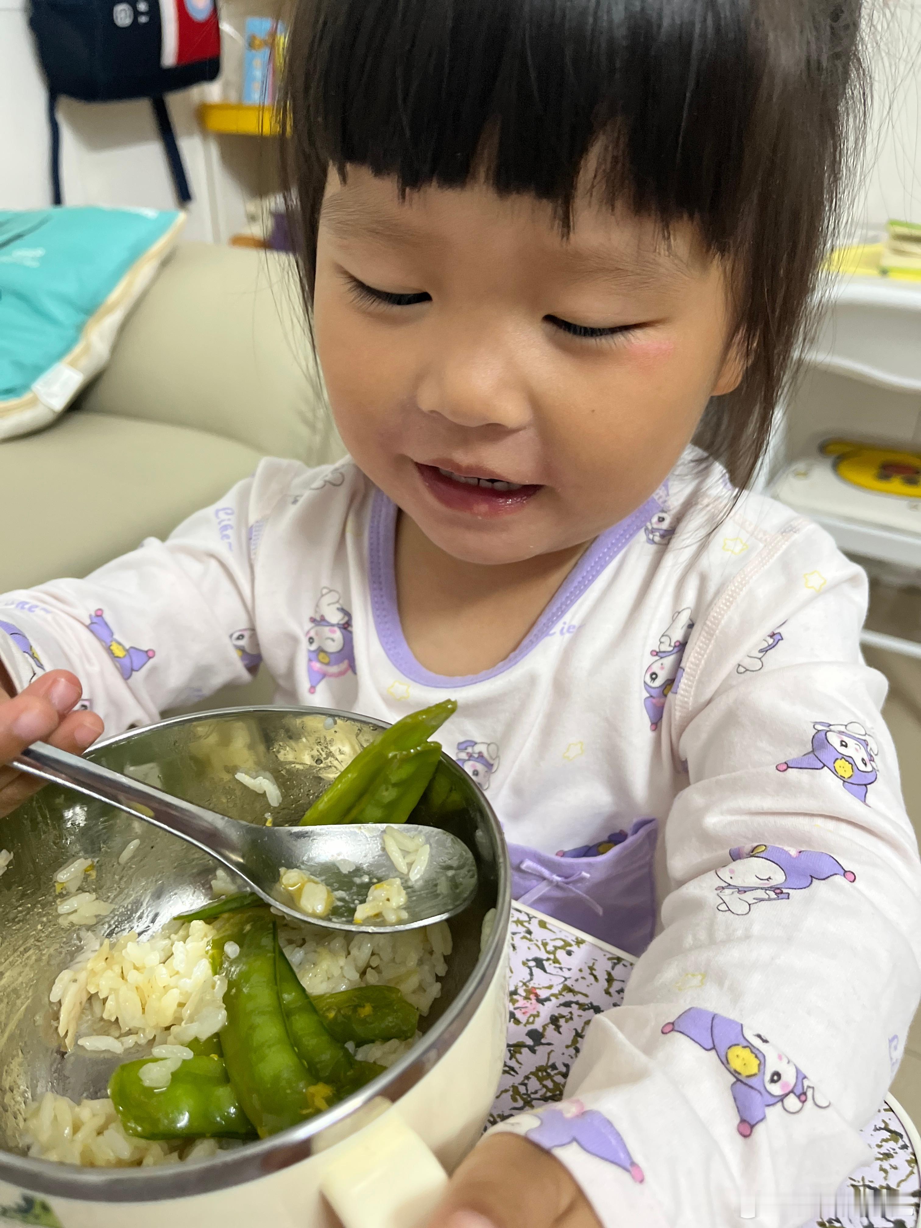 晚饭吃黄骨鱼，中午炒得荷兰豆，给她留了一些。她说不喜欢吃，我吃了一个，表演给她看