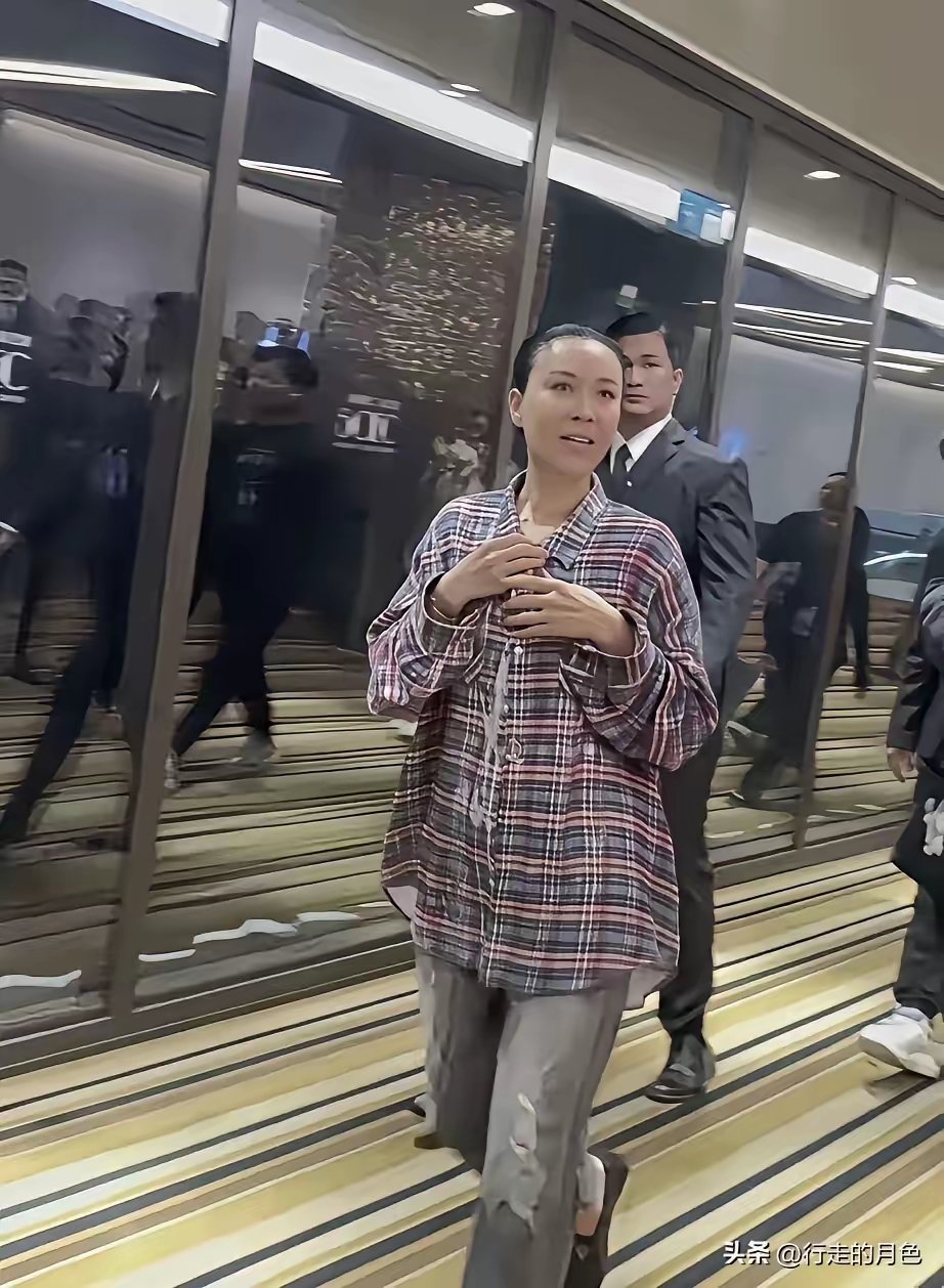 人老了，审美也变了！这身穿搭不太适合她 