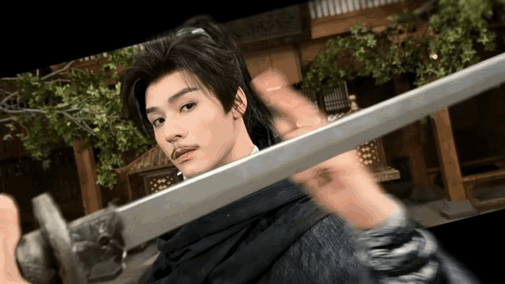 近期最大的影视项目组来了！《凤舞九天》今日官宣了演员阵容，除了大男主龚俊之外，男