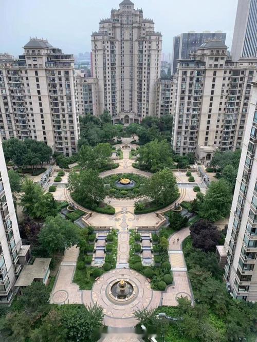 因为我的北京朋友告诉我主打一个凑合过比如你想象不到大望路附近有这种高档小区的门口