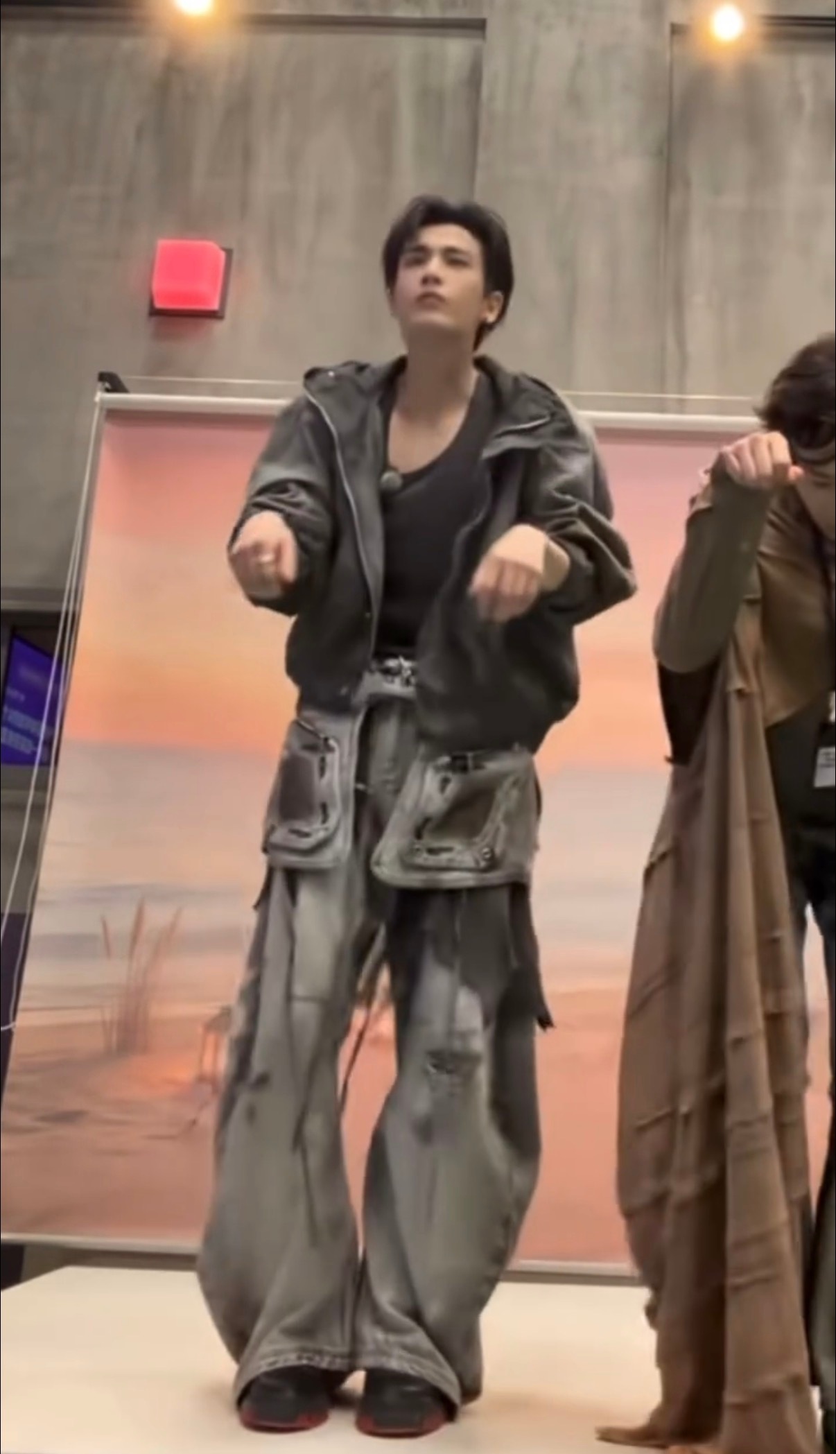 张凌赫你这是要偷什么 张凌赫你到底想要偷走哪一份美好，舞蹈的每一处细节都带着诙谐