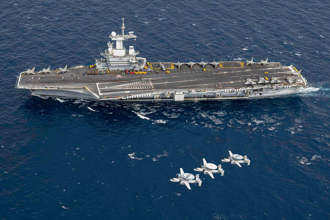 法国海军发布消息称，3架E-2C预警机从戴高乐号航母起飞，开展编队飞行训练。