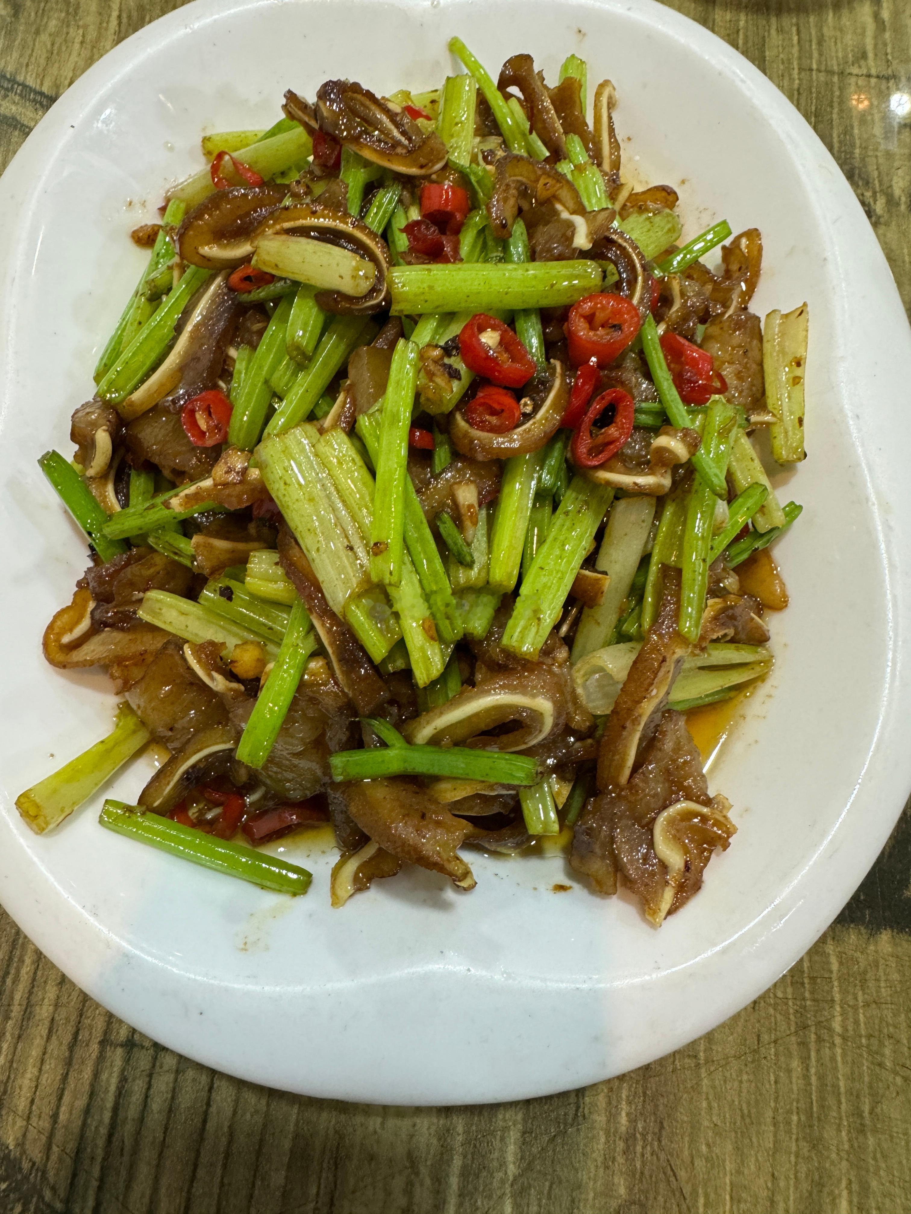 这两盘菜很多粉丝能干三碗饭。鳝鱼黄瓜很多人吃不习惯。 