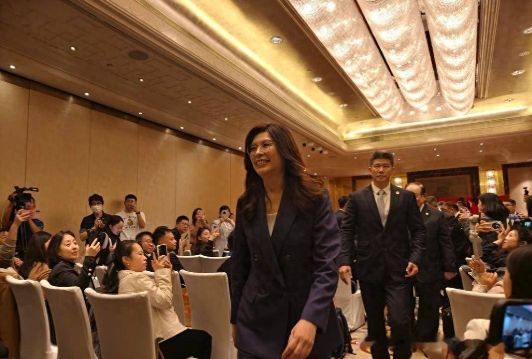 郑丽文豁出去了！
放掉蒋万安，死磕新竹嘉义，赌的是自己的位子

郑丽文为何不去台