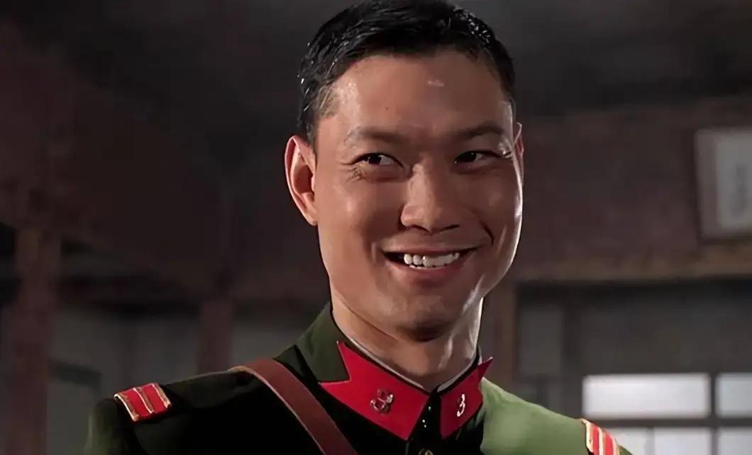 67岁，一身腱子肉，周比利把健身房当战场。
 
每天三小时，老派功夫混新科技，练