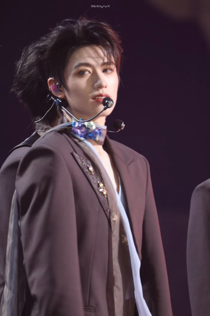 TOP 青岛演唱会只期待C位队长朱志鑫 黄海很美哟 