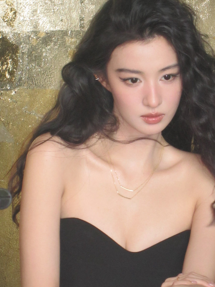 王楚然的鲨鱼线 王楚然九宫格一次性输出版 王楚然的鲨鱼线，九宫格一次性输出版~​