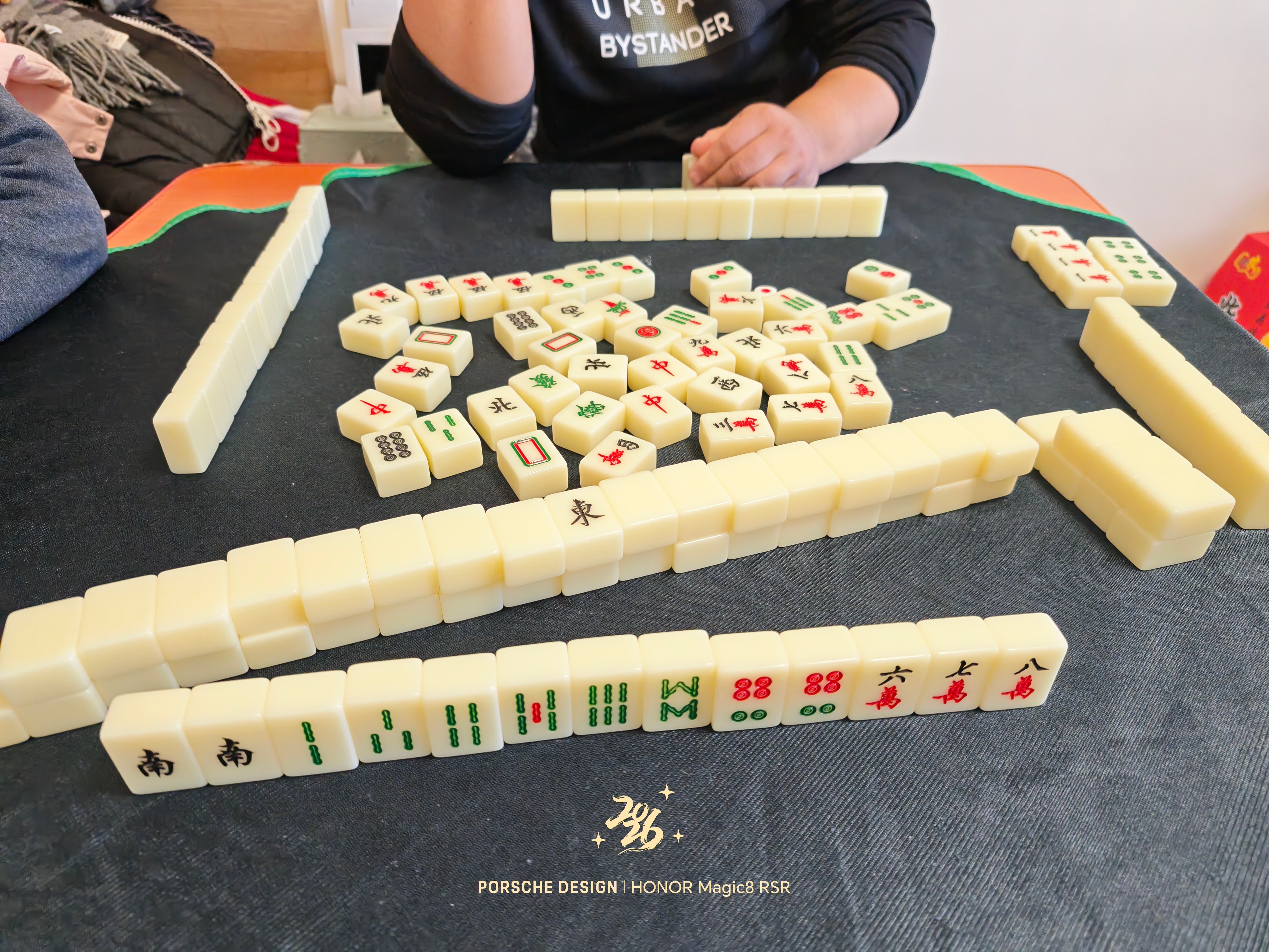 大年初二回娘家山路上都排队了大年初二姑爷节，必须得搓麻啊。除了吃喝就是玩，过年嘛