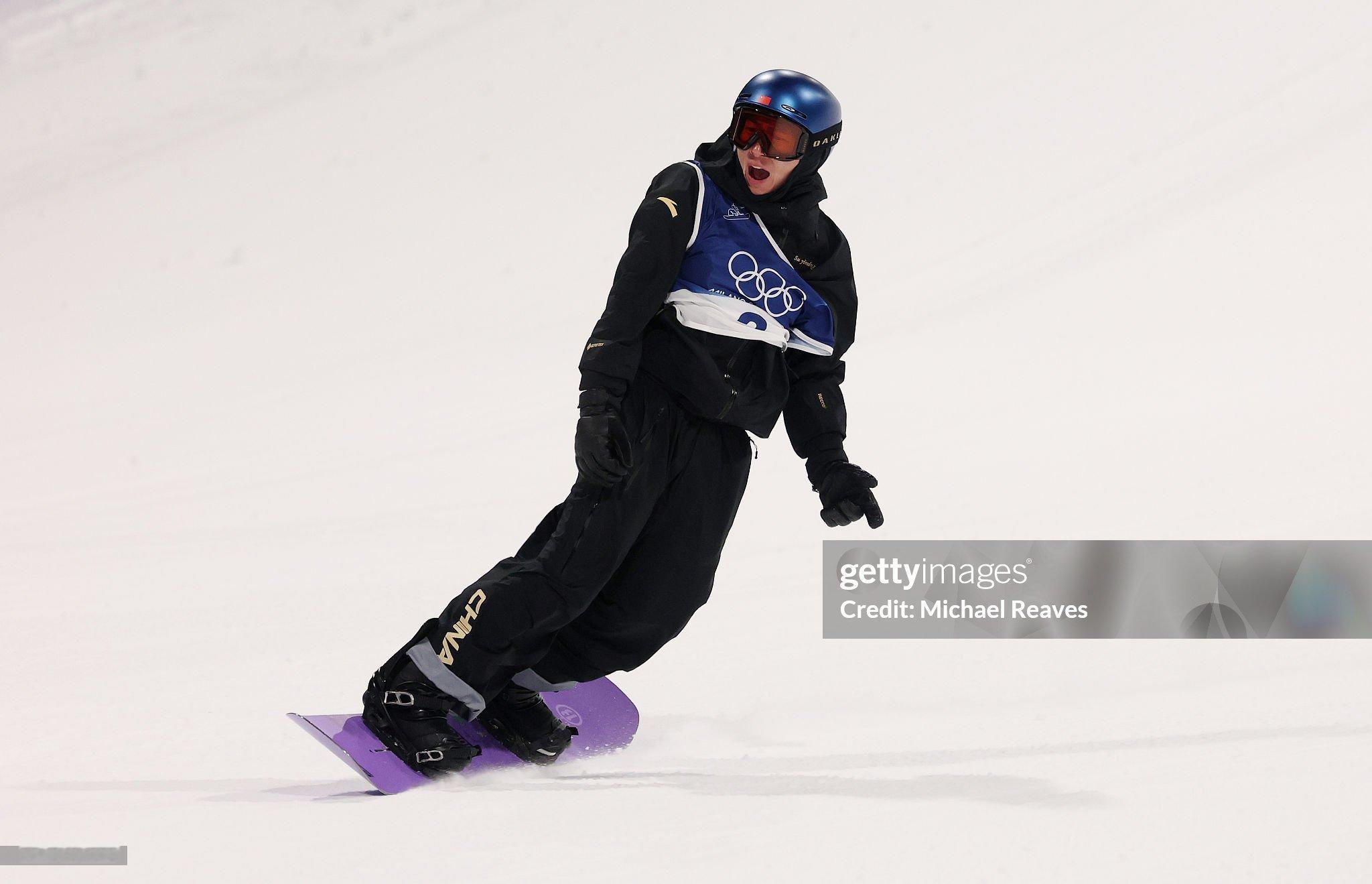 苏翊鸣第一跳摔倒 这热搜挂这么高咋还没下去，一看只有他晋级决赛了资格赛三跳中取最
