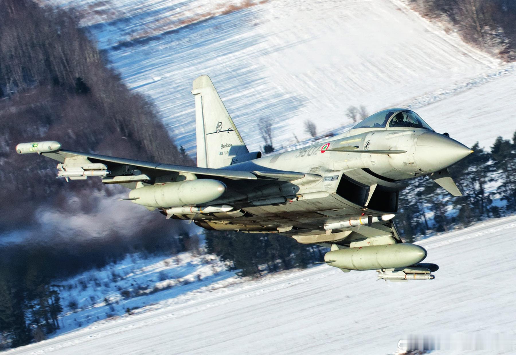 【#兵器欣赏#：#桌面兵器#   掠过雪地的意大利空军“台风”战斗机】 ​​​